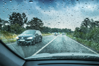 Sérgio Bento De Araújo explica cómo conducir bajo la lluvia evitando riesgos con neumáticos y frenado adecuados.