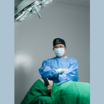 Retoques en cirugía plástica explicados por Milton Seigi Hayashi com foco em segurança.