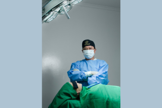 Retoques en cirugía plástica explicados por Milton Seigi Hayashi com foco em segurança.