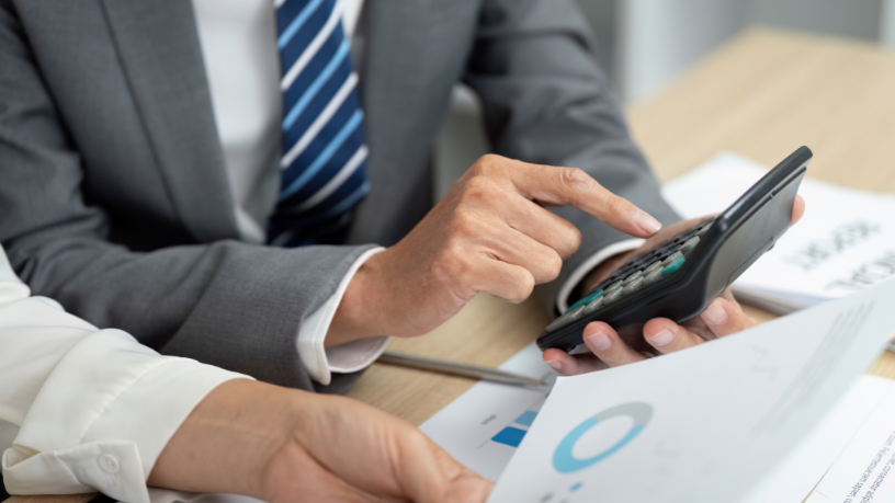 Investimento e atividade econômica afetados por crises financeiras segundo Danilo Regis Fernando Pinto.