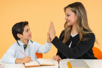 Con la guía de Sérgio Bento De Araújo, aprenda a estructurar un PAEE eficaz para la atención individualizada en la educación especial.