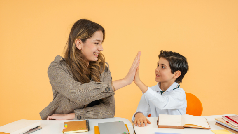 Atención individualizada en la escuela regular, guiada por Sérgio Bento De Araújo, para mejorar aprendizaje y autonomía del estudiante.