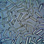 Estruturas cristalinas observadas em close-up por meio de um microscópio