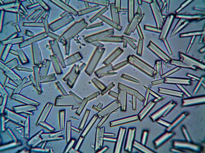 Estruturas cristalinas observadas em close-up por meio de um microscópio