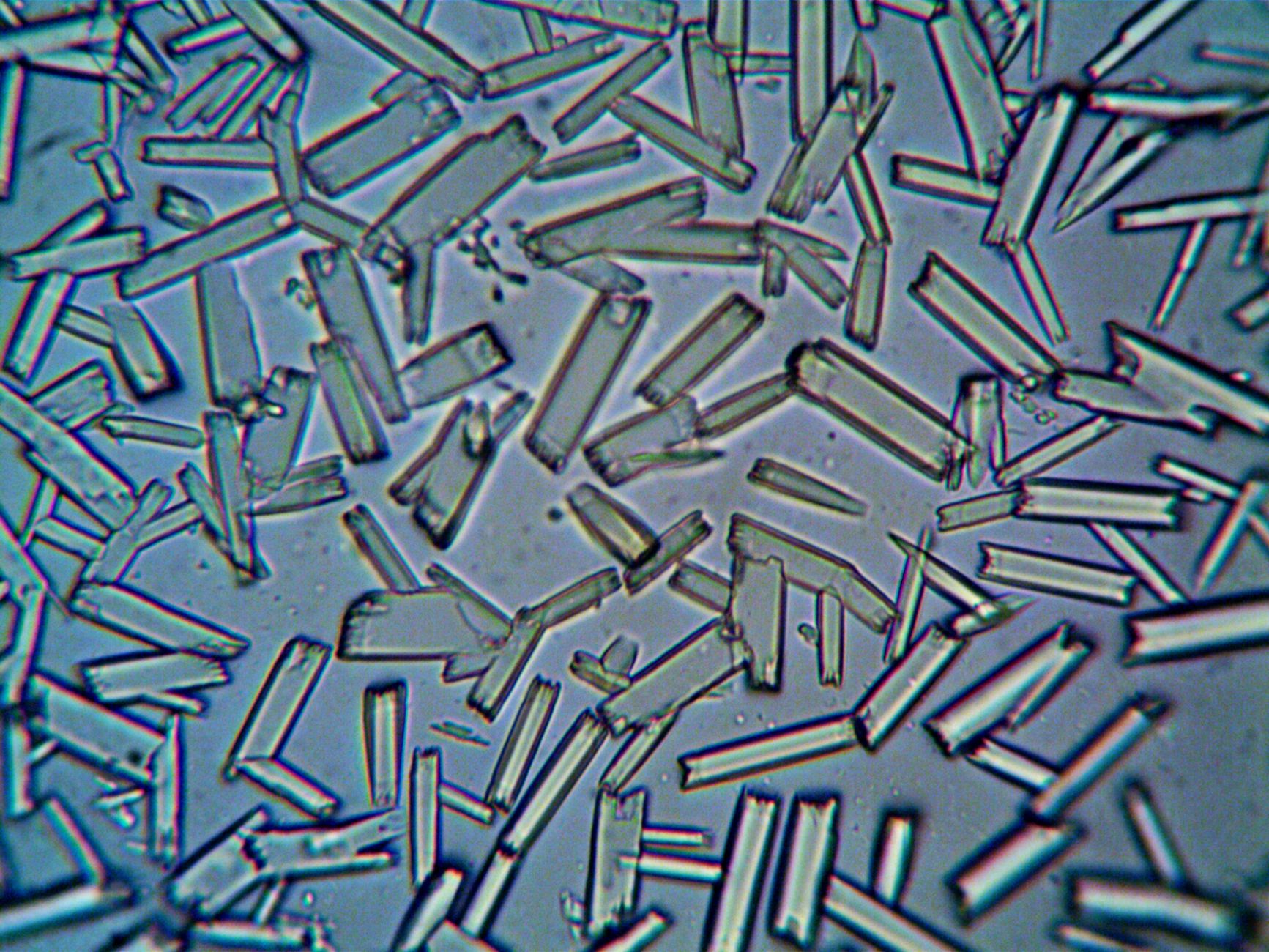 Estruturas cristalinas observadas em close-up por meio de um microscópio