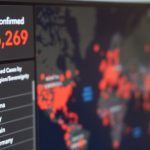 Tela exibindo um mapa-múndi com dados e estatísticas em tempo real sobre casos de COVID-19.